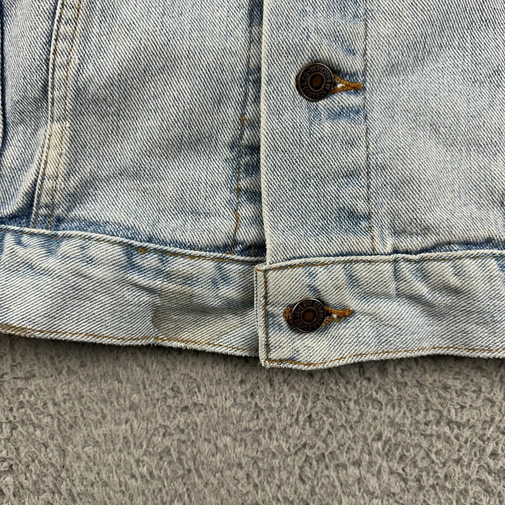 Levis has major
